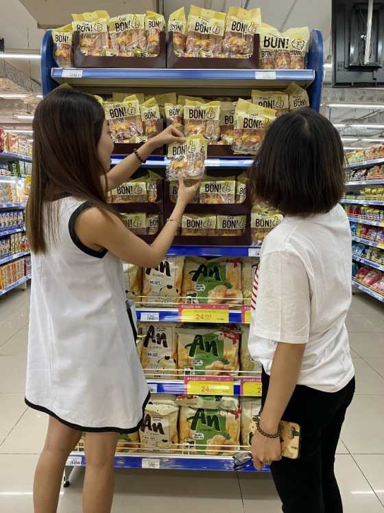 지난해 5월 오리온이 베트남에서 선보인 양산빵 '쎄봉'(C’est Bon)을 시민들이 구매하는 모습. /사진=오리온 제공