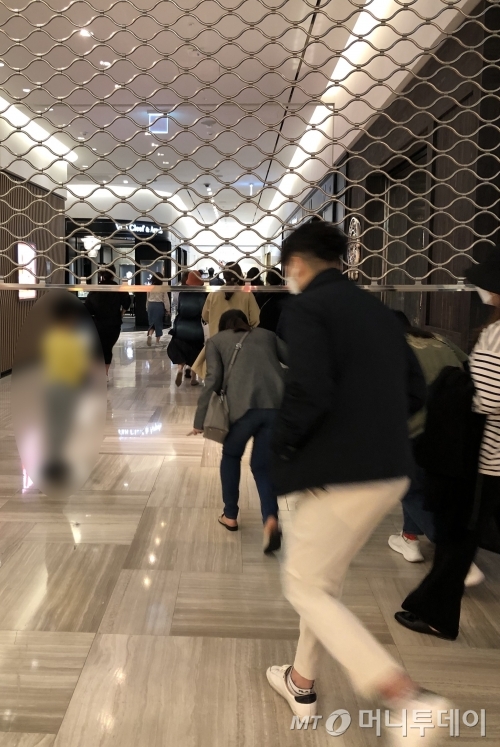 지난 10일 신세계백화점 강남점에서 백화점 셔터가 다 올라가기도 전에 고객들이 샤넬 매장을 향해 뛰어가고 있다/사진=오정은 기자
