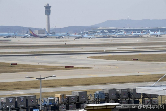 코로나 19 여파로 여객 운항이 급감한 가운데 2일 인천국제공항에 항공기들이 멈춰 서 있다. /사진=이기범 기자