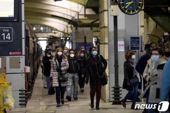 지난 12일(현지시간) 코로나19로 내려진 봉쇄령이 완화되며 파리 몽파르나스 역에 마스크를 쓴 여행객들이 도착을 하고 있다. /사진=AFP, 뉴스1 