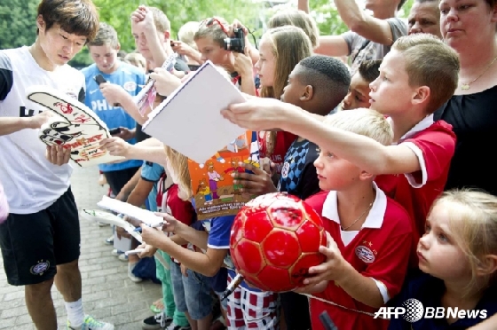 2013년 PSV 시절 박지성이 팬들한테 사인을 해주고 있다. /AFPBBNews=뉴스1