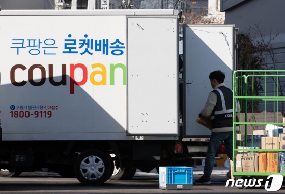 서울 시내의 쿠팡 캠프에서 배송 기사들이 배송준비 작업을 하고 있다. 2020.3.16/사진=뉴스1