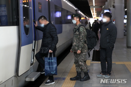 [서울=뉴시스] 이윤청 기자 = 한 군 장병이 24일 서울역에서 열차에 탑승하고 있다. 국방부는 최근 신종 코로나 바이러스 감염증(코로나19) 확산세가 진정됨에 따라 장병의 외출 통제를 단계적으로 해제하기로 했다. 22일 국방부에 따르면 24일부터 7일 이내 확진자가 발생하지 않은 지역은 안전지역으로 지정돼 외출이 가능하다. 22일 기준으로 전국 시·군·구 220여 곳 중 80%가 안전지역에 해당하는 것으로 파악됐다. 2020.04.24.   radiohead@newsis.com