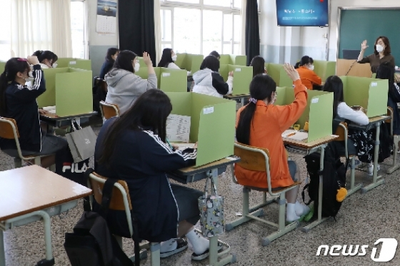 20일 오전 대구 북구 경명여고 교실에서 마스크를 쓴 교사와 학생들이 칸막이 너머로 수업을 진행하고 있다. /뉴스1 © News1 공정식 기자