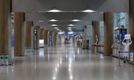 코로나19 여파가 지속되고 있는 지난 10일 인천국제공항 제1터미널 입국장이 한산한 모습을 보이고 있다. /사진=뉴시스