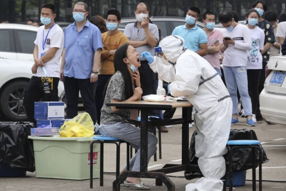 [우한=AP/뉴시스]중국 후베이성 우한시에 있는 한 공장에서 15일 노동자들이 신종 코로나바이러스 감염증(코로나19) 검사를 받고 있다.2020.05.19.