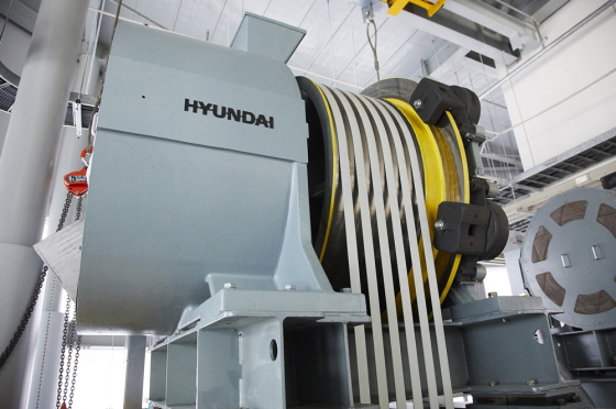 세계 최초로 탄소섬유벨트가 적용된 분속 1260m 엘리베이터 권상기. 권상기는 승강기의 동력원으로 자동차의 엔진에 해당한다./사진제공=현대엘리베이터