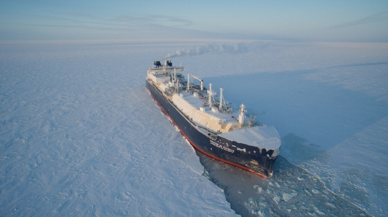 대우조선해양이  건조한 쇄빙LNG선이 얼음을 깨면서 운항하는 모습/사진제공=대우조선해양