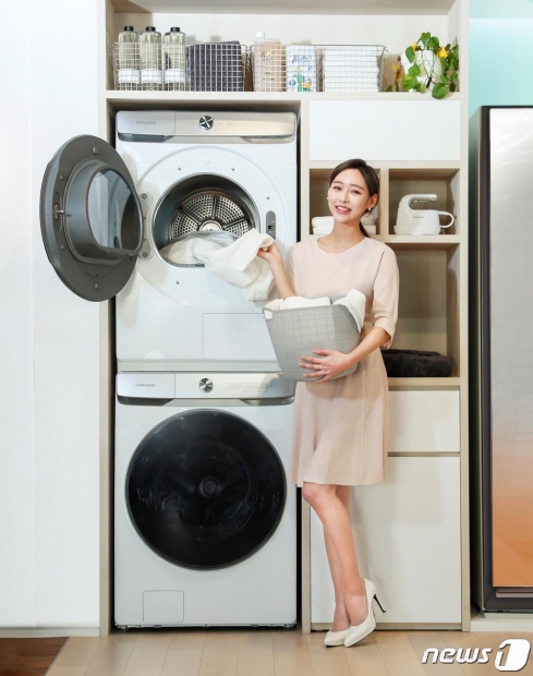모델이 삼성 디지털프라자 강남본점에서 삼성 그랑데AI 건조기ㆍ세탁기를 소개하고 있다. /사진제공=삼성전자