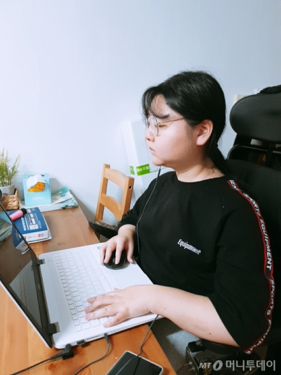 희귀질환인 척수성 근위축증 환자인 김명지씨(23) 집에서 온라인으로 직원 연수 프로그램을 수강하고 있다. /사진제공=생명보험사회공헌재단
