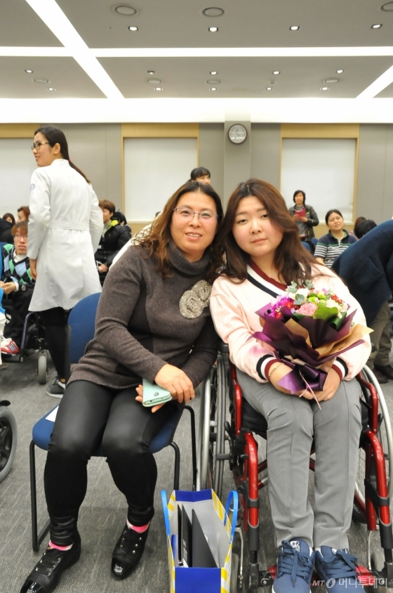 2016년 강남세브란스병원 호흡재활센터에서 열린 '한국의 호킹들, 축하합니다' 행사에 어머니와 함께 참여한 김명지씨(23) 모습. /사진제공=생명보험사회공헌재단