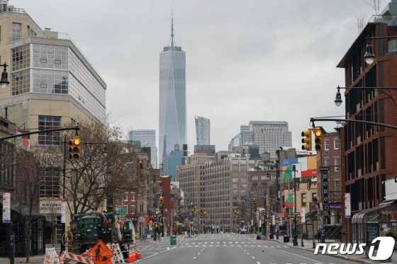 코로나19가 전 세계로 확산되는 가운데 지난 3월 25일(현지시간) 미국 뉴욕 맨하탄 웨스트빌리지 7번가 한산한 모습을 보이고 있다.  /사진=뉴스1