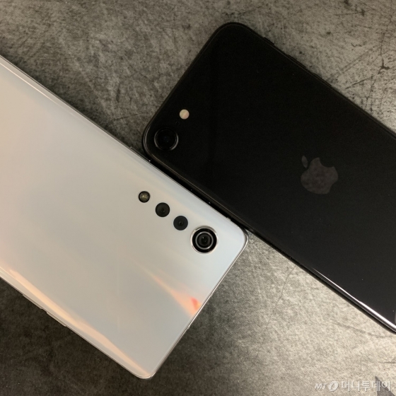 LG전자 전략폰 'LG 벨벳'(왼쪽)과 애플 보급형 '아이폰SE' /사진=박효주