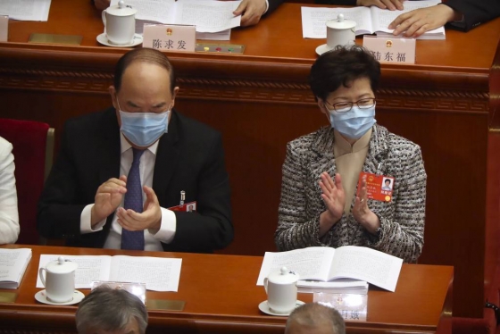 [베이징=AP/뉴시스]5월22일(현지시간) 중국 베이징 인민대회당에서 중국 최대 정치 행사인 전국인민대표회의(전인대)가 열리고 있는 가운데 캐리 람 홍콩 행정장관(오른쪽)이 신종 코로나바이러스 감염증(코로나19)을 막기 위해 마스크를 쓴 채 박수를 치고 있다.  2020.05.22.