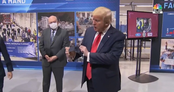 도널드 트럼프 미국 대통령이 취재진들에게 자신의 마스크를 보여주고 있다./사진=NBC방송  화면 캡처