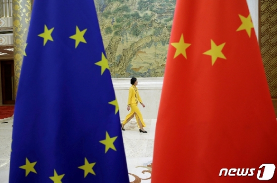 유럽연합(EU)과 중국 국기. © 로이터=뉴스1