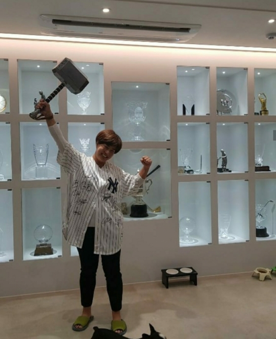 박세리가 트로피가 놓여진 자신의 집 방에서 포즈를 취하고 있다. /사진=박세리 인스타그램