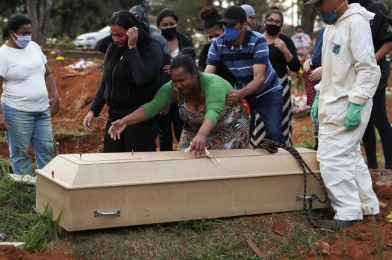 22일(현지시간) 브라질 상파울루에 있는 공동묘지 빌라 포모사에서 코로나19로 사망한 64세 인물의 유가족이 오열하고있다. /사진=로이터통신
