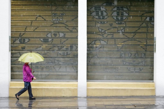 지난 19일 서울 홍대거리에서 한 시민이 우산을 쓰고 걸어가고 있는 모습./사진=뉴시스