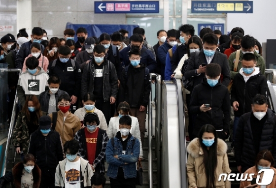 7일(현지시간) 코로나19 확산이 진정되는 중국 베이징 지하철역의 출근시간에 마스크를 쓴 많은 시민들이 에스컬레이터를 타고 있다. © 로이터=뉴스1 © News1 우동명 기자
