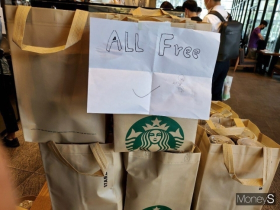 스타벅스 여의도 지점에서 한 주문자가 구매한 커피들. 이 매장에서는 다른 고객들에게 이 커피를 무료로 나눠줬다./사진=머니S(독자 제공)