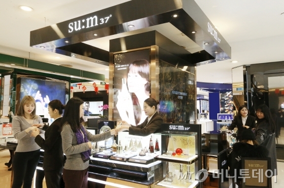 중국 상하이 지우광백화점의 LG생활건강 '숨37' 매장을 방문한 고객들이 제품을 살펴보고 있는 모습_17.2 / 사진제공=LG생활건강