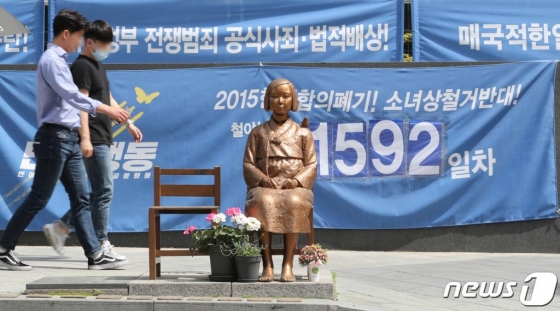 8일 매주 수요일 수요집회가 열리는 서울 종로구 옛 일본대사관 앞 소녀상 뒤로 시민들이 오가고 있다. /사진=뉴스1