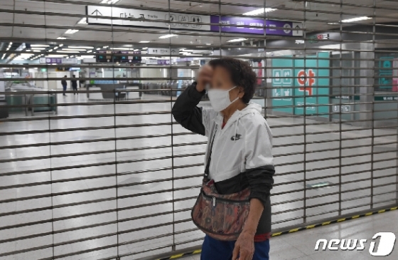 [사진] 지하철 5호선 탈선, 셔터 내려진 발산역