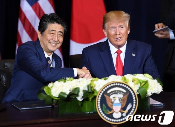 아베 신조 일본 총리(왼쪽)과 도널드 트럼프 미국 대통령 <자료사진> © AFP=뉴스1