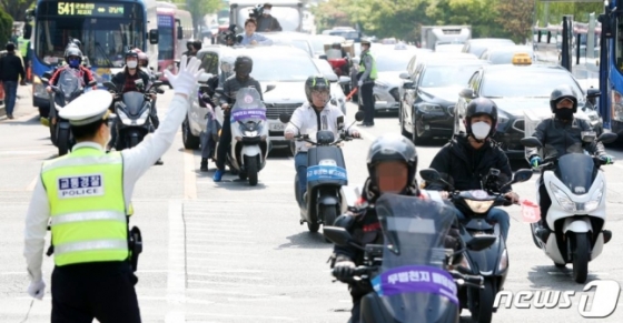 배달 오토바이 종사자들이 도로에서 주행하는 모습. /사진제공=뉴스1