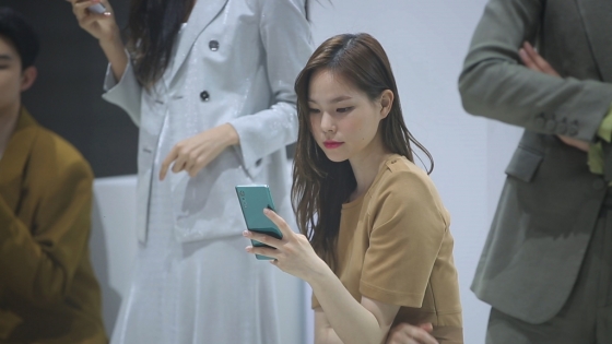 온라인 패션쇼 행사로 공개된 LG 벨벳이 공중파 예능프로그램에서 소개됐다. /사진='사장님 귀는 당나귀 귀' 화면 캡처
