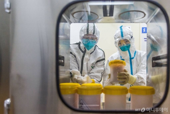 [베이징=신화/뉴시스]지난 2월25일 중국 베이징의 중국질병통제예방센터 연구실에서 직원들이 저장(浙江)성 질병통제예방센터에서 보내온 신종 코로나바이러스 변종을 검사하고 있다. 우한 바이러스연구소는 신종 코로나바이러스 감염증(코로나19)을 일으키는 바이러스가 이 연구소에서 유래됐다는 주장에 대해 연구소는안전 기준을 엄격하게 준수, 바이러스가 유출될 가능성은 전혀 없다고 연구소의 고위 관리들이 밝혔다. 2020.5.11