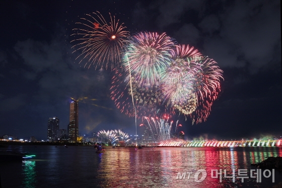 ‘한화와 함께하는 서울세계불꽃축제 2019’ 에서 선보인 ㈜한화의 불꽃 연출 모습/사진제공=한화