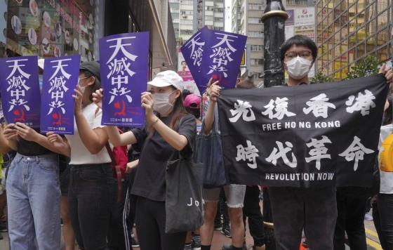 [홍콩=AP/뉴시스] 홍콩 시내 중심가에서 5월24일 시위 참가자 수백명이 "광복 홍콩" "시대혁명"이라고 쓴 플래카드를 들고 중국의 홍콩 국가보안법 제정에 반대하는 시위를 벌이고 있다.  2020.05.24