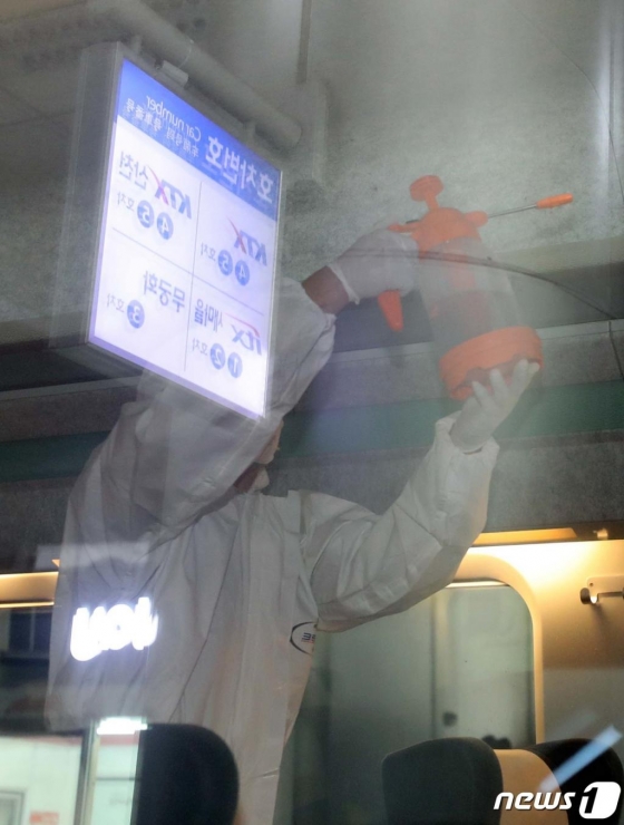 서울역 승강장에 정차된 KTX 객실 내부에서 코레일 작업원들이 신종 코로나바이러스 감염증(코로나19) 대응을 위한 방역작업을 하고 있다./사진=뉴스1
