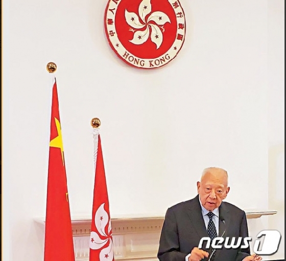 텅치화 초대 홍콩 행정장관이 발언을 하고 있다 (출처=웨이보 갈무리)© 뉴스1