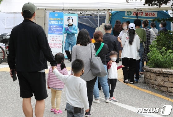 25일 서울 강서구보건소 선별진료소를 찾은 시민들과 어린이들이 검사 순서를 기다리고 있다. /뉴스1 © News1 이재명 기자