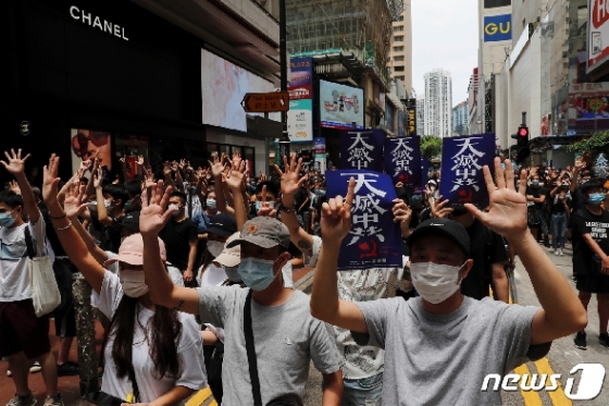 24일 홍콩 코즈웨이베이에서 열린 국가보안법 반대 시위 도중 시위대가 반중국 구호를 외치고 있다.  © 로이터=뉴스1