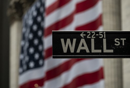 미국 뉴욕증권거래소(NYSE) 앞에 월가를 알리는 표지판이 붙어있다./사진=AFP