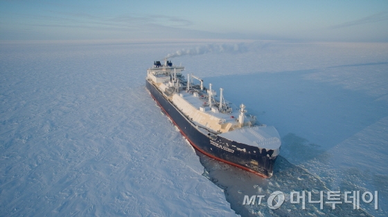대우조선해양이 건조한 쇄빙LNG선이 얼음을 깨면서 운항하고 있다./사진제공=대우조선해양 