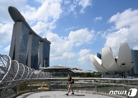 싱가포르에서 마스크를 착용 한 여행자가 싱가포르의 산책로를 걷고 있다© AFP=뉴스1