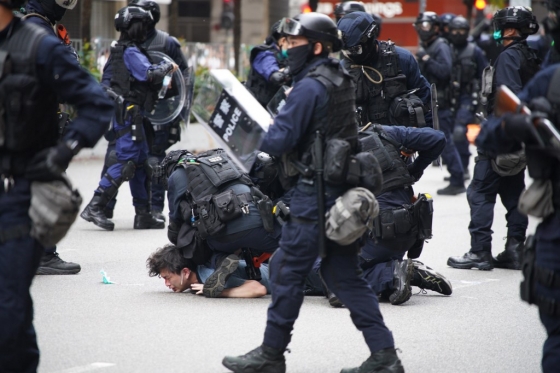 24일 홍콩 경찰들이 '홍콩 국가보안법' 제정에 반대하는 시위자들을 체포하고 있다/사진=AFP