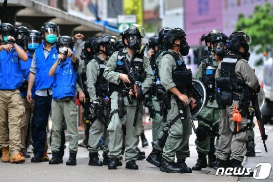 24일 열린 홍콩 국가보안법 반대 시위를 진압하는 군경. (자료사진) © AFP=뉴스1