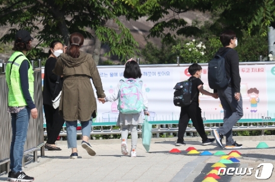 27일 서울 성북구 월곡초등학교에서 초등학교 1~2 학년 학생들이 부모와 함께 등교하고 있다. /뉴스1 © News1 김명섭 기자