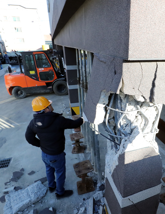 16일 포항시 북구 장량동 한 필로티 구조 건물 기둥이 지진으로 파손돼 관계자들이 보조 기둥을 세우는 등의 작업을 하고 있다. 2017.11.16/뉴스1
