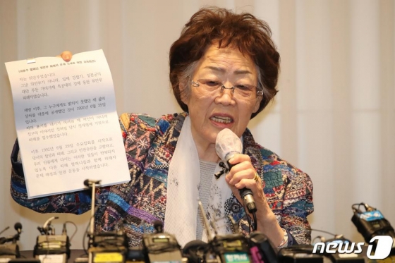 일본군 위안부 피해자 이용수 할머니가 25일 오후 대구 수성구 만촌동 인터불고 호텔에서 기자회견을 하고 있다. /사진=뉴스1