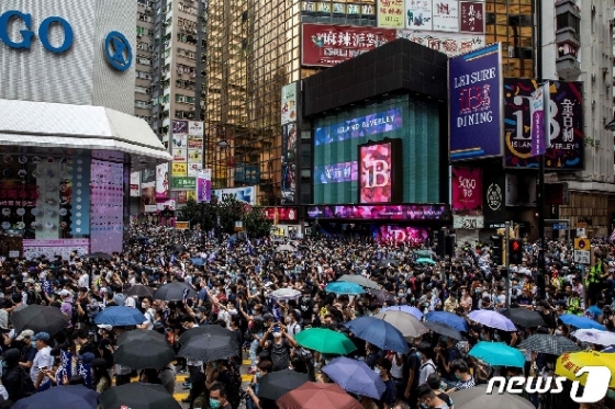 24일(현지시간) 홍콩 코즈웨이베이 지역에서 홍콩 시민들이 중국 정부의 '홍콩 국가보안법' 제정 추진 반대 시위를 벌이고 있다. © AFP=뉴스1
