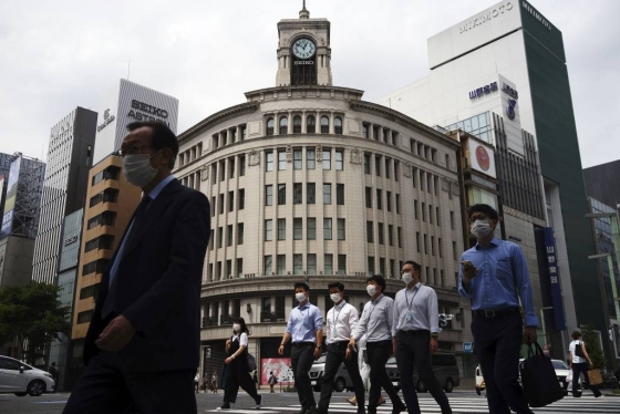 [도쿄=AP/뉴시스]12일 일본 도쿄의 긴자 거리에 신종 코로나바이러스 감염증(코로나19) 예방을 위해 마스크를 착용한 시민들이 걸어가고 있다. 2020.05.12.