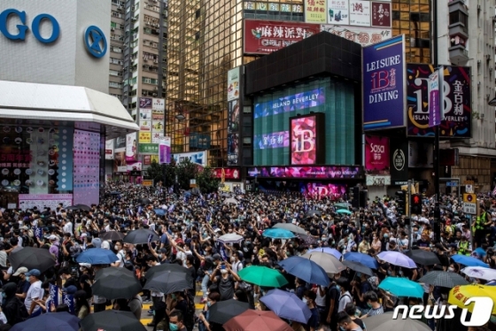 (AFP=뉴스1) = 24일(현지시간) 홍콩 코즈웨이베이 지역에서 홍콩 시민들이 중국 정부의 '홍콩 국가보안법' 제정 추진 반대 시위를 벌이고 있다.  ⓒ AFP=뉴스1