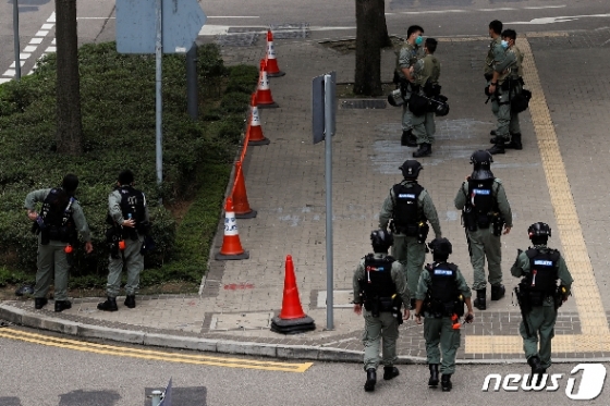 27일 국가보안법 반대 시위가 벌어지는 홍콩 시내를 경찰들이 점거하고 있다. © 로이터=뉴스1